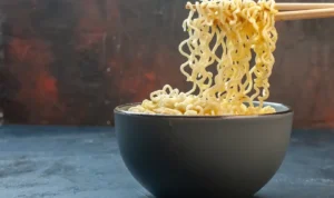 4 Alasan Mengapa Kamu Tak Boleh Sering Makan Mi Instan