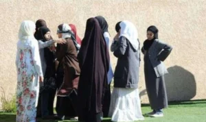 Prancis Resmi Menerapkan Larangan Abaya. Namun, Masih Ada Siswi yang Menggunakanya.