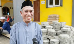 Bantuan Paving Block Petebu Ganjar Pranowo Bikin Warga Tasikmalaya Lebih Nyaman Beraktivitas Petebu Dukung Ganjar Pranowo melakukan pavingisasi di kompleks Masjid dan Ponpes Riyadus Shorfiyah, Kampung Awiluar, Kelurahan Singkup, Kecamatan Purbaratu, Kota Tasikmalaya, Jabar, Sabtu (23/9/2023).
