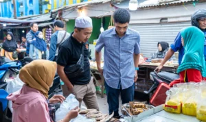 Calon Legislatif DPR RI dari PAN Dapil I Jabar Rasyid Rajasa saat menyapa warga Kota Cimahi, 23 September 2023.