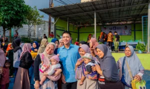 Caleg DPR RI dari Partai Amanat Nasional (PAN) Rasyid Rajasa tampak akrab dengan warga Kota Bandung dan foto bersama di kawasan Chiampelas, Selasa 26 September 2023.
