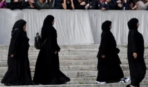 Polimik Larangan Abaya di Prancis Masih Berlangsung