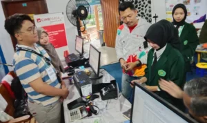 Bank CIMB Niaga Syariah Donasikan Buku bagi Pelajar Bandung Vice President Bank CIMB Niaga Syariah Novandri Yudha Iskandar saat donasikan buku bagi peserta talk show Literasi Keuangan di Liga Buku Jabar Juara (LBJJ), GOR Saparua, Kota Bandung, Rabu 27 September 2023.