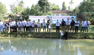 Datang ke Kabupaten, GMP Didukung Warga Menangkan Ganjar Pranowo Jadi Presiden Sukarelawan Ganjar Pranowo yang tergabung dalam GMP melakukan sosialisasi dengan mendatangi warga di Kampung Wangunwati, Desa Sukawangun, Kecamatan Karangnunggal, Kabupaten Tasikmalaya, Jawa Barat.