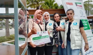 Donatur asal Kuwait melalui Yayasan Baitul Al-Khairiyah Indonesia, saat menyerahkan bantuan gerobak bagi pelaku UMKM binaan Dinsos Kota Bandung, di Kantor Dinsos Kota Bandung, Kamis 14 September 2023.