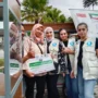 Donatur asal Kuwait melalui Yayasan Baitul Al-Khairiyah Indonesia, saat menyerahkan bantuan gerobak bagi pelaku UMKM binaan Dinsos Kota Bandung, di Kantor Dinsos Kota Bandung, Kamis 14 September 2023.
