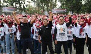 Para buruh yang ada di PT C-Site Texpia, Subang, Jawa Barat, menyampaikan ikrar dukungan kepada Ganjar Pranowo dalam acara ‘Dari Pabrik Buruh Menyapa Ganjar Pranowo Presiden Pilihan Buruh Indonesia.
