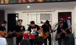 Kelompok Relawan Pendukung Ganjar Pranowo saat acara istimewa bertajuk “Gejolak Kaula Muda: Rumpi Budaya Era Kaula Muda” di Kantor DPD Rumah Jokowi For Ganjar Jawa Barat dan Ganjar1st Jawa Barat, Sabtu 16 September 2023.