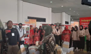 Mensos Tri Rismaharini saat menyerahkan bantuan gerobak kepada 10 pelaku UMKM Bandung kategori penerima manfaat di Gedung Sasana Budaya Ganesha (Sabuga), Jalan Tamansari, Kota Bandung, Rabu 20 September 2023.