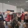 Mensos Tri Rismaharini saat menyerahkan bantuan gerobak kepada 10 pelaku UMKM Bandung kategori penerima manfaat di Gedung Sasana Budaya Ganesha (Sabuga), Jalan Tamansari, Kota Bandung, Rabu 20 September 2023.