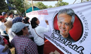 Para seniman Sunda dan warga Subang mengumpulkan tanda tangan di sebuah banner sebagai bentuk dukungan Ganjar Pranowo Presiden 2024.