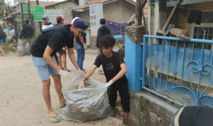 Ganjar Padjajaran menggelar kerja bakti sekaligus mengajak warga Bandung Barat untuk tetap menjaga ekosistem.