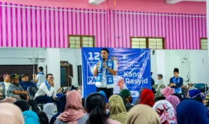 Caleg DPR RI Dapil I Jawa Barat dari PAN Rasyid Rajasa saat berinteraksi dengan warga Kota Bandung dan Kota Cimahi. 