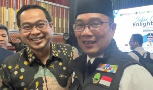 BERIKAN APRESIASI: Gubernur Ridwan Kamil memberikan apresiasi bagi Enesis Group yang telah mendukung kegiatan Semarak Agustusan yang diselenggarakan Baznas Jabar.