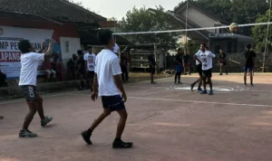 Sukarelawan Ganjar Muda Padjajaran (GMP) melakukan renovasi sekaligus meresmikan lapangan voli yang berada di Desa Neglasari, Jalan Dr. Husein kartasasmita, Kecamatan Banjar, Kota Banjar, Jawa Barat.