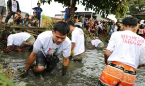 Sukarelawan Ganjar Sejati saat acara bertema ‘Ngobeng Lauk’ di Jalan Leuwianyar, RT.003 /RW.021, Sukamanah, Cipedes, Kota Tasikmalaya, Jabar, Minggu 17 September 2023.