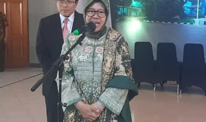 Mensos Risma Sebut Mahasiswa Lulusan Poltekesos Bandung Miliki Multitalenta Menteri Sosial Tri Rismaharini saat memberikan penjelasan mengenai saingan global bagi wisudawan mahasiswa Poltekesos Bandung, Rabu 20 September 2023.