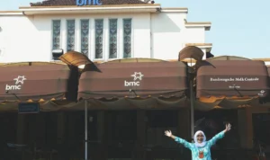 BERDIRI MEGAH: Mahasiswa menolak penggunaan Gedung Bandoengsche Melk Centrale (BMC), Jalan Aceh Kota Bandung untuk kepentingan politik.