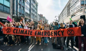 Polisi Tangkap Ratusan Aktivis Iklim di Belanda, Desak Pemerintah untuk Perangi Kerusakan Iklim Polisi Tangkap Ratusan Aktivis Iklim di Belanda, Desak Pemerintah untuk Perangi Kerusakan Iklim