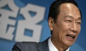 Terry Gou, Orang Terkaya ke-6 di Taiwan, Mundur dari Dewan Direksi Foxconn untuk Maju di Pilpres 2024 Terry Gou, salah satu taipan terkemuka Taiwan yang dikenal sebagai "Donald Trump dari Taiwan" karena kemiripannya, mengumumkan pengunduran dirinya dari dewan direksi Foxconn.