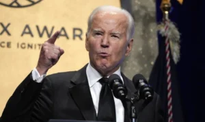 Presiden Amerika Serikat, Joe Biden, secara mengejutkan bergabung dengan para pekerja otomotif yang tengah melakukan mogok kerja di Michigan pada hari Selasa (26/9).