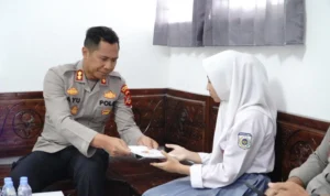 Kapolres Banjar Bantu Beasiswa untuk Tiga Pelajar SMK Negeri 4 Banjar