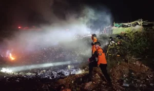 Kebakaran TPA Kopi Luhur Kota Cirebon, Warga Mengungsi karena Asap Tebal
