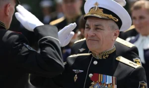 Minister Pertahanan Rusia Pamerkan Rekaman Video Kontroversial Terkait Komandan Armada Laut Hitam Kementerian Pertahanan Rusia telah mengeluarkan sebuah video yang menampilkan seorang pria yang disebut sebagai Laksamana Viktor Sokolov, komandan Armada Laut Hitam, yang terlibat dalam sebuah rapat pada Selasa (26/9).