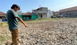 krisis air menjadi ancaman serius jika tidak segera ditanggulangi. Kekeringan terjadi akibat dari dampak perubahan iklim