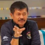 Pelatih Timnas Indonesia U-24, Indra Sjafri, dengan cermat mengawasi pertandingan antara Uzbekistan dan Hong Kong dalam babak penyisihan Grup C Asian Games 2022 (2023) yang digelar di Stadion Shancheng Sports Centre, Hangzhou, pada Senin (25/9).