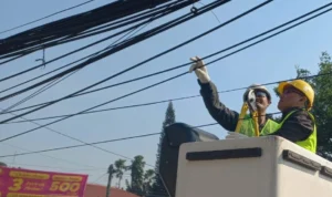 Wali Kota Depok Potong Kabel Udara Semrawut di Jalan Tole Iskandar