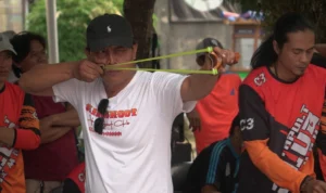 Lomba Katapel Hajatan Ganjar Muda Padjajaran Memantik Antusias Warga Buah Batu Bandung Salah seorang perserta lomba katapel gelaran Ganjar Muda Padjajaran (GMP) tampak membidik sasaran, yang berlansung di Buah Batu, Kota Bandung.