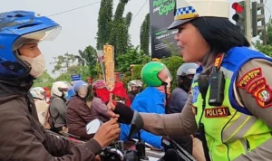 Waspada ISPA di Kota Depok, Polwan Bagi-bagi Masker kepada Pengendara!