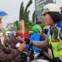 Waspada ISPA di Kota Depok, Polwan Bagi-bagi Masker kepada Pengendara! Waspada ISPA di Kota Depok, Polwan Bagi-bagi Masker kepada Pengendara!
