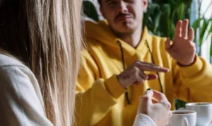 Bahasa Isyarat Internasional, Diam yang Merekatkan Dunia