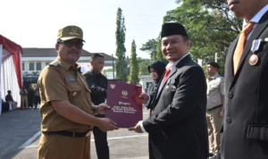 Bagikan Ribuan Sertifikat pada Peringatan HANTARU 2023, Bupati Imron: Manfaatkan Programnya