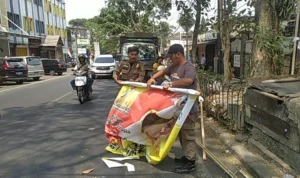 Belum Masuki Masa Kampanye, Satpol PP Kota Sukabumi Copot Baliho Parpol