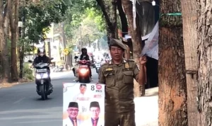 Satpol PP Bongkar Spanduk dan Baliho Parpol Tak Berizin!