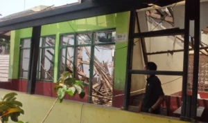 Atap SDN 042 Gambir Ambruk, Siswa PJJ Sementara