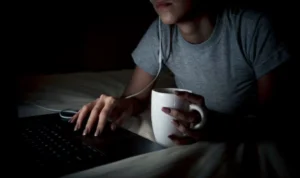 Sering Begadang Depan Laptop? Ini 10 Makanan yang Baik untuk Kesehatan Mata