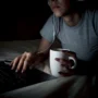 Sering Begadang Depan Laptop? Ini 10 Makanan yang Baik untuk Kesehatan Mata