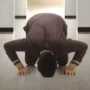 Ilustrasi sujud tilawah yang dilakukan saat mendengar atau membaca ayat sajadah. (freepik)