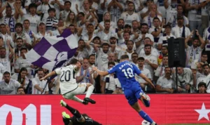 Mantan Pemain Real Madrid, Borja Mayoral (Baju Biru) kala membobol gawang mantan timnya.
