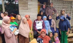 Emak-emak di Kalapadua Majalengka Rebutan Berfoto Dengan Wagub Jabar Uu Ruzhanul Ulum