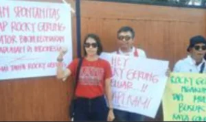 Novie Bule Labrak Rocky Gerung karena inisiatif Pribadi Novie Bule Labrak Rocky Gerung karena inisiatif Pribadi