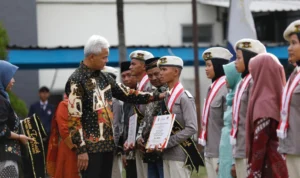 Ganjar Pranowo saat bersilaturahmi di Ponpes Motivasi Indonesia, Jl. Istana Yatim, Jl. Cinyosog, Burangkeng, Kecamatan Setu, Kabupaten Bekasi, Jawa Barat, Jumat 6 Oktober 2023.