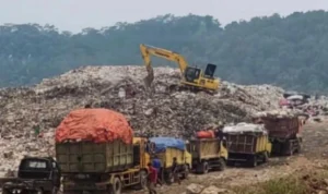 Doc. Sempat Terkendala Licin, Pembuangan Sampah ke TPA Sarimukti Berangsur Normal. Jumat (27/10). Foto istimewa