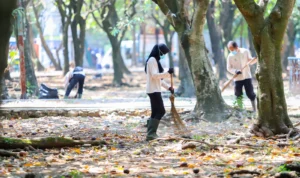 Petugas kebersihan membersihkan kawasan Alun-alun Tegalega yang digunakan sebagai lubang sampah organik Kota Bandung.