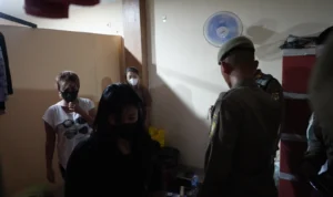 Petugas Satpol PP saat mengamankan wanita di Panti Pijat. Foto : Sandika Fadilah/Jabarekspres.com