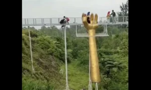 Tangkapan layar Video Netizen yang menunjukkan detik-detik jembatan kaca di Banyumas Pecah. (Instagram)